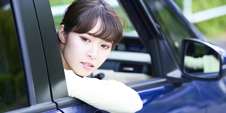 駐車している女性