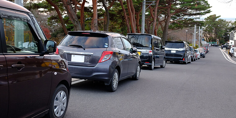 縦列駐車している車