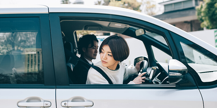 縦列駐車をしている女性