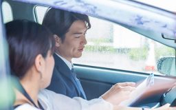 運転する女性